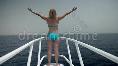 穿着<strong>泳装</strong>享受海上旅行的年轻女子